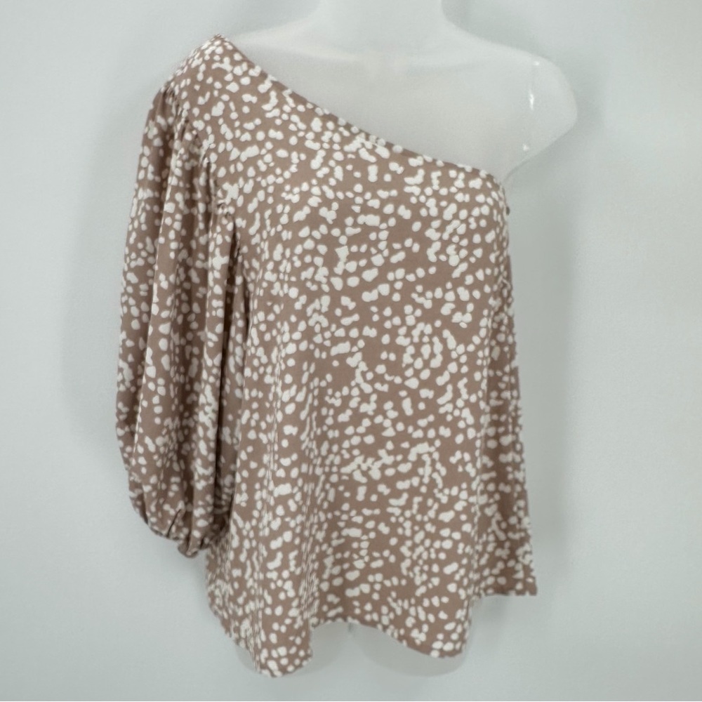 GILLI Top Womens S Beige Tan Polka Dot One Shoulder Flowy Going Out Blouse